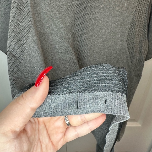 Flawed lululemon Metal Vent Tech Short Sleeve Shirt Sz.L - Picture 2 of 4